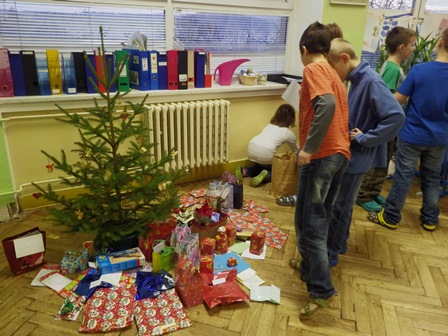2015_12_18_01_nadělujeme_pod_stromeček