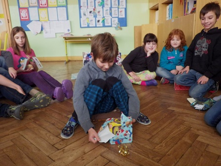2015_12_18_06_rozbalujeme_dárečky_01