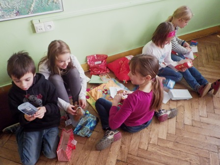 2015_12_18_06_rozbalujeme_dárečky_05