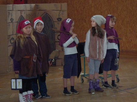 2015_12_18_08_divadlo_v_tělocvičně_03