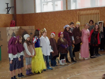 2015_12_18_08_divadlo_v_tělocvičně_05